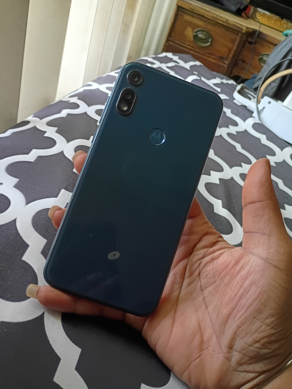 Motorola Moto E Blue Smartphone - Sleek Dual-Camera Design